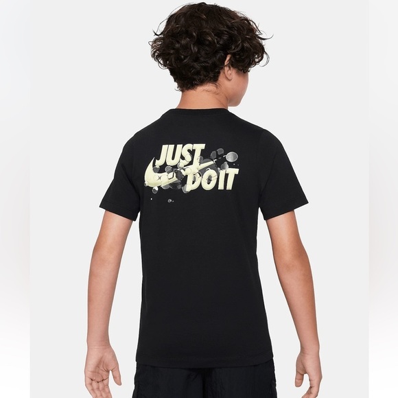 Nike The Nike Tee Loose Big Kids Sportswear Standard-Fit Printed T-
Shirt Black - Picture 1 of 15